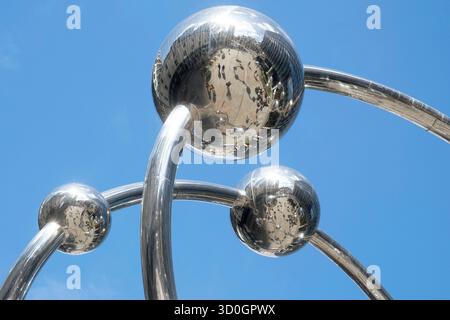 Die Skulptur Infinite Accumulation des japanischen Künstlers Yayoi Kusama steht am Eingang der Elizabeth Line an der Liverpool Street Station in London Stockfoto