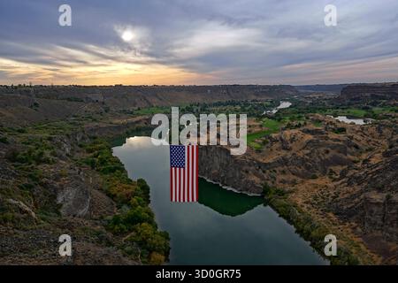US-Flagge über dem Snake River zum Gedenken an den 11. September Stockfoto