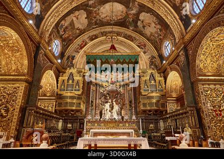 Verzierte Innenräume der goldenen Kathedrale mit großem Altar, Fresko-Decke und der reichen barocken Dekoration der St. John's Co-Cathedral in Malta Stockfoto