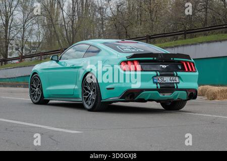 Chisinau, Moldawien-13. April 2025: Ford Mustang, sechste Generation, S550 (2021–2023) hinten Stockfoto