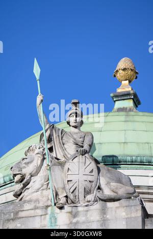 London, Großbritannien. Britannia Statue und Kuppel auf dem Dach des Hotel Cafe Royal im Piccadilly Circus Stockfoto