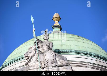 London, Großbritannien. Britannia Statue und Kuppel auf dem Dach des Hotel Cafe Royal im Piccadilly Circus Stockfoto