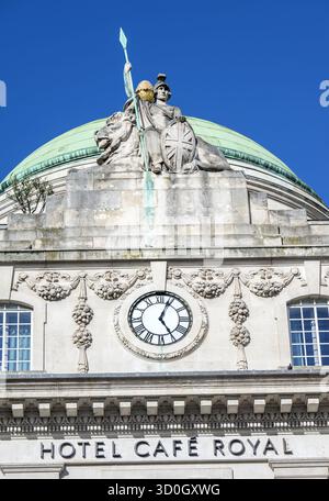 London, Großbritannien. Britannia Statue, Uhr und Kuppel auf dem Dach des Hotel Cafe Royal im Piccadilly Circus Stockfoto
