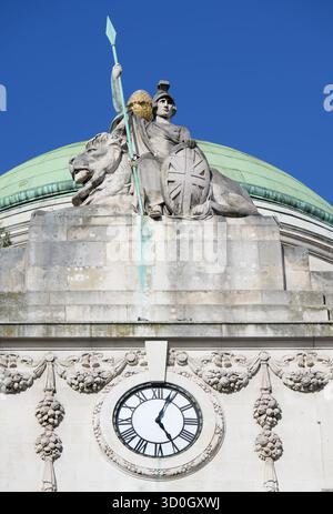 London, Großbritannien. Britannia Statue, Uhr und Kuppel auf dem Dach des Hotel Cafe Royal im Piccadilly Circus Stockfoto