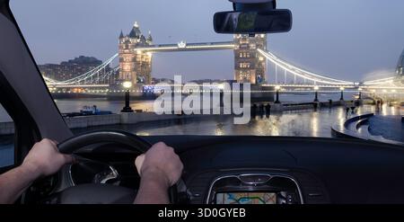 Fahren Sie nachts mit dem Auto in Richtung Tower Bridge, dem Wahrzeichen von London, Großbritannien Stockfoto