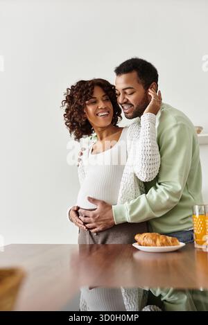 Glückliches Paar genießt eine besondere Zeit zusammen, die Liebe und Vorfreude auf ihr Baby teilt. Stockfoto