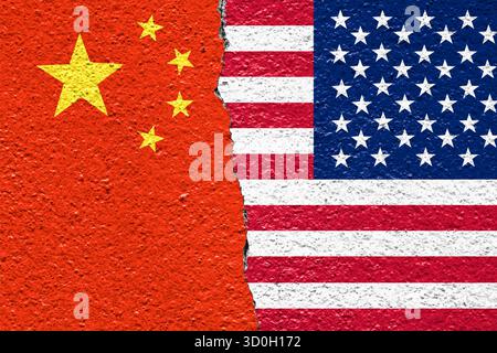 Flaggen aus China und den Vereinigten Staaten, gemalt auf einer gerissenen Wand. Das Konzept von Handelskrieg, politischen Spannungen und Konflikten im globalen Geschäft und internationalen Rela Stockfoto