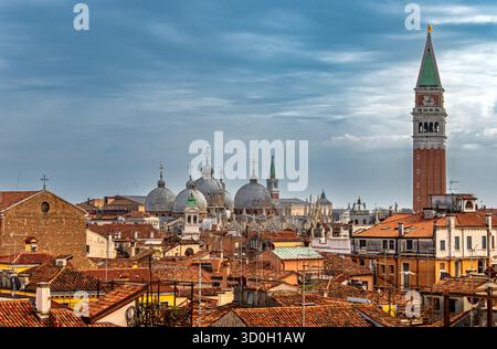 Markusdom oder Glockenturm und die byzantinischen Kuppeln der Markuskirche, Venedig Italien Stockfoto