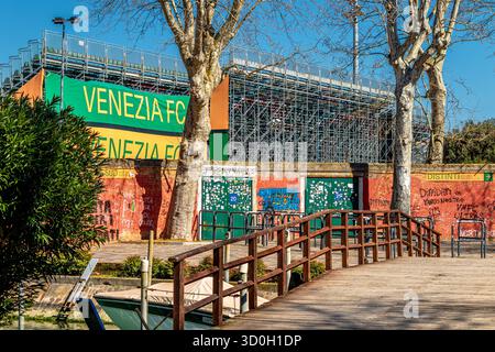 Eine hölzerne Brücke führt zum Stadio Pier Luigi Penzo Fußballplatz, Heimat der Venezia FC Fußballmannschaft auf Isola Sant'Elena, Venedig, Italien Stockfoto
