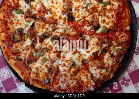 Pizza für Fleischliebhaber Stockfoto
