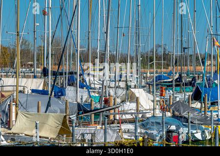 Yachtmasten und Yachten, die an der Marina Santelena in Isola di Sant Elena in Venedig, Italien, ankern Stockfoto
