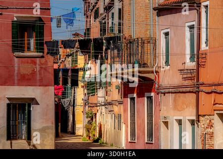 Kleidung hängt zum Trocknen an einer Wäscheleine, die über der Straße Fondamenta San Guiseppe liegt, einer ruhigen Gegend im Castello Sestieri von Venedig, Italien Stockfoto