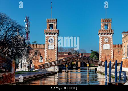 Die Türme der Arsenale di Venezia, ein Komplex ehemaliger Werften und Waffenkammern im Castello Viertel von Venedig, Italien Stockfoto