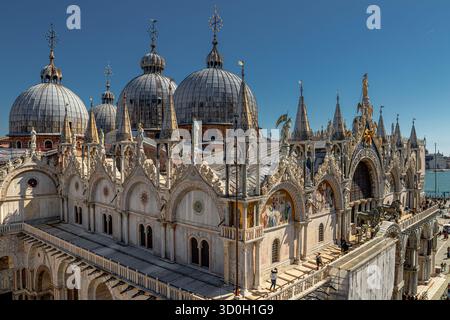 Die byzantinischen Kuppeln des Markusdoms, vom Uhrturm auf der Nordseite des Markusplatzes aus gesehen, Venedig, Italien Stockfoto