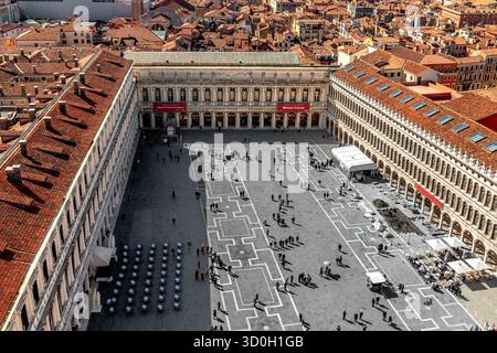 Blick aus der Vogelperspektive auf den Markusplatz von der Spitze des Markusturms oder des Glockenturms in Venedig, Italien Stockfoto