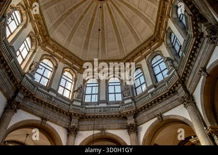 Licht strömt durch die Fenster der Kuppel in Santa Maria della Salute im Dorsoduro Sestiere von Venedig, Italien Stockfoto