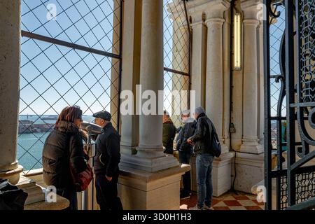Leute bewundern die Aussicht vom Aussichtsbereich auf der Spitze des Markusplatzes oder des Glockenturms auf dem Markusplatz in Venedig, Italien Stockfoto