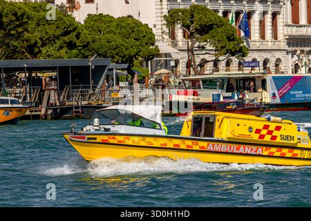 Ein venezianisches Wasser-Ambulanza-Rettungsschiff (Ambulanza) macht es entlang des Canal Grande in Venedig, Italien Stockfoto
