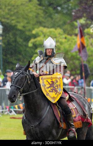 Ein Ritter zu Pferd, der an einem mittelalterlichen Ritterfest teilnimmt Stockfoto
