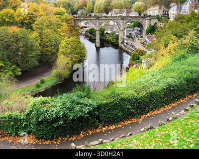 Das Eisenbahnviadukt über den Fluss Nidd im Herbst von Knaresborough Castle Grounds Knaresborough North Yorkshire England Stockfoto