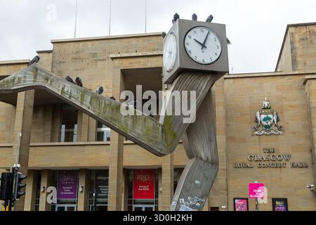 Die „Clyde Clock“, auch bekannt als „Running Clock“, von George Wyllie im Jahr 1999 vor der Buchanan Street Bus Station an der Killermont Street Stockfoto