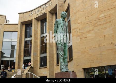 Statue von Donald Dewar, dem ersten Minister des schottischen Parlaments, vor der Royal Concert Hall in Glasgow Stockfoto