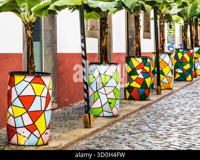 Eine Seitenstraße im hübschen Küstendorf Camara de Lobos auf Madeira. Stockfoto