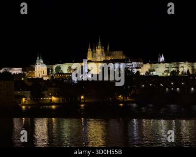 Wunderschöne Luft- und Detailansicht der Prager Burg mit dem Veitsdom und dem Alten Königspalast, Tschechien – gotische Architektur und Panora Stockfoto