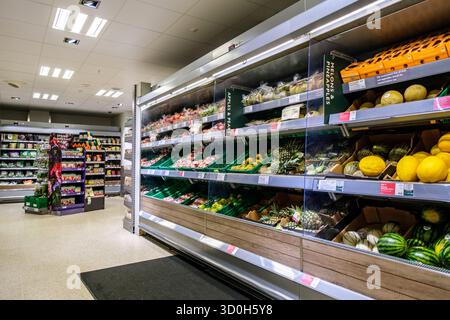 London UK, 23. Oktober 2025, Auswahl an Zitrusfrüchten und tropischen frischen Früchten in Waitrose With No People Stockfoto