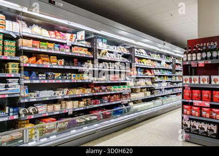 London UK, 23. Oktober 2025, Auswahl an Käseprodukten und Bieren ohne Leute Stockfoto