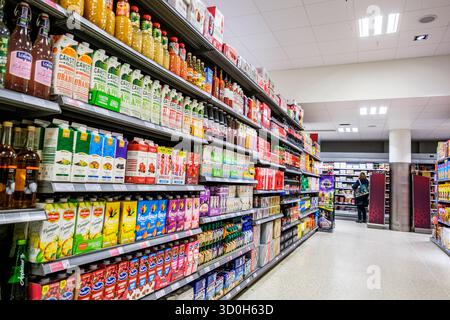 London UK, 23. Oktober 2025, Auswahl an beliebten Softdrinks mit gesundem Fruchtgeschmack Stockfoto