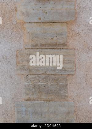 Alte Wand mit freiliegenden Steinen Stockfoto