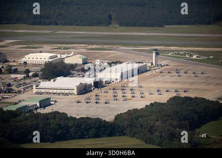 Luftaufnahme der Marinestation Norfolk mit Hangars, Flugzeugen und Start- und Landebahnen während der Feier zum 250. Jahrestag der Marine zum „Sieg auf See“. Oktober 2025. Norfolk, Virginia. Bild mit freundlicher Genehmigung des Weißen Hauses. Stockfoto
