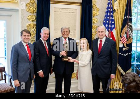 Präsident Donald Trump erhält den Architect of Peace Award der Richard Nixon Foundation im Oval Office neben Tricia Nixon Cox, Edward Cox, Robert O’Brien und dem amtierenden Archivar der USA Jim Byron. Washington, D.C. 21. Oktober 2025. Bild mit freundlicher Genehmigung des Weißen Hauses. Stockfoto