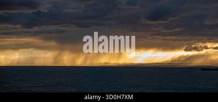 Im Hochsommer ziehen sich die Schwaden über die Nordküste des Lac Leman in der Schweiz. Starke Wolken und heller Sonnenschein. Stockfoto