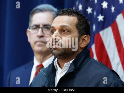 Kash Patel, Direktor des Federal Bureau of Investigation, spricht auf einer Pressekonferenz, nachdem am Donnerstag, den 23. Oktober 2025, in New York City in einer bundesweiten Untersuchung im Zusammenhang mit Glücksspielen festgenommen worden war. Der Trainer Chauncey Billups und Terry Rozier aus Miami wurden am Donnerstag im Rahmen von Ermittlungen wegen illegalen Glücksspiels verhaftet. Mitglieder und Verbündete organisierter Verbrechensgruppen gehören auch zu den Dutzend Personen, die in zwei getrennten Fällen im Zusammenhang mit illegalen Glücksspielen strafrechtlich angeklagt werden. Foto: John Angelillo/UP Stockfoto