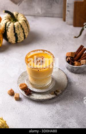 Trinken Sie im Herbst einen würzigen Kürbis-Smoothie Stockfoto