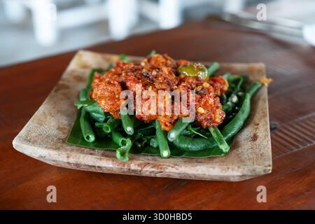 Ein Teller mit scharfen, langen Bohnen mit balinesischem Sambal Stockfoto