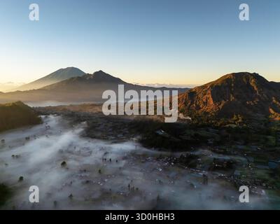 Sonnenaufgang über dem Berg Batur vom Dorf Pinggan in Kintamani Bali Indonesien Stockfoto