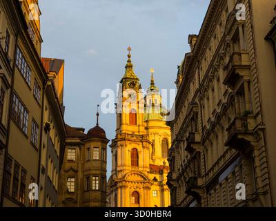 Sonnenlicht trifft, Nikolaikirche, von der Karlsbrücke aus gesehen, Mala Strana, Prag, Tschechien, Europa, EU. Stockfoto