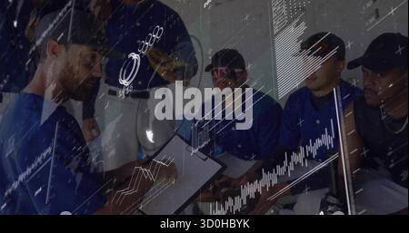 Coaching-Team, Coach im Trikot und Cap mit Klemmbrett im Clubraum mit Datenüberlagerungen, Kopierraum Stockfoto