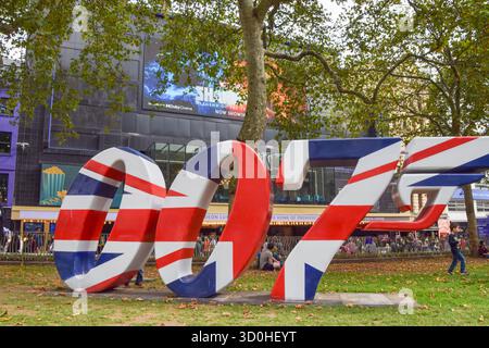 London, Vereinigtes Königreich. September 2021. Eine Skulptur des berühmten 007er Logos mit den Farben des Union Jack wurde auf dem Leicester Square vor der Veröffentlichung des neuesten James Bond-Films No Time to die enthüllt. Quelle: Vuk Valcic / Alamy Stockfoto