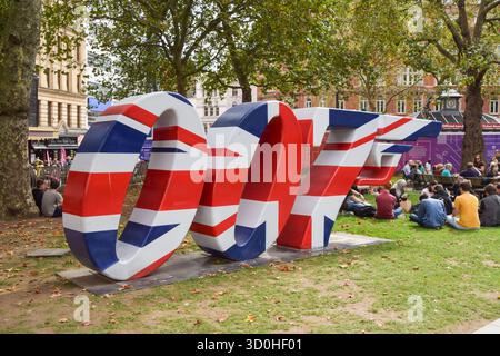 London, Vereinigtes Königreich. September 2021. Eine Skulptur des berühmten 007er Logos mit den Farben des Union Jack wurde auf dem Leicester Square vor der Veröffentlichung des neuesten James Bond-Films No Time to die enthüllt. Quelle: Vuk Valcic / Alamy Stockfoto
