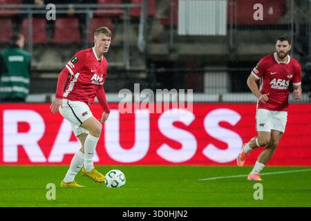 Alkmaar, Niederlande. Oktober 2025. ALKMAAR, NIEDERLANDE - 23. OKTOBER: Isak Jensen von AZ Alkmaar spielt mit dem Ball während des UEFA Conference League 2025/26 League Phase MD2 Spiels zwischen AZ Alkmaar und Slovan Bratislava im AFAS Stadion am 23. Oktober 2025 in Alkmaar, Niederlande. (Foto von Ed van de Pol/Orange Pictures) Credit: Orange Pics BV/Alamy Live News Stockfoto