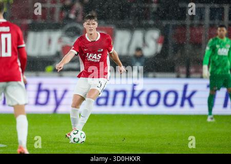 Alkmaar, Niederlande. Oktober 2025. ALKMAAR, NIEDERLANDE - 23. OKTOBER: Maxim Dekker von AZ Alkmaar spielt mit dem Ball während des UEFA Conference League 2025/26 League Phase MD2 Spiels zwischen AZ Alkmaar und Slovan Bratislava im AFAS Stadion am 23. Oktober 2025 in Alkmaar, Niederlande. (Foto von Ed van de Pol/Orange Pictures) Credit: Orange Pics BV/Alamy Live News Stockfoto