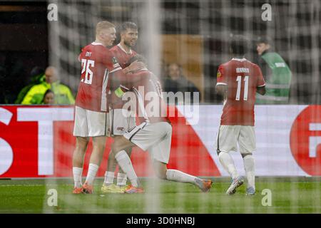 Alkmaar, Niederlande. Oktober 2025. ALKMAAR, 23-10-2025, AFAS-Stadion, Saison 2025/2026, UEFA Conference League Fußball, Ligaphase Spieltag 2, Spiel zwischen AZ und SK Slovan Bratislava, Foto zeigt und feiert sein Tor Credit: Pro Shots/Alamy Live News Stockfoto
