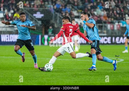Alkmaar, Niederlande. Oktober 2025. ALKMAAR, NIEDERLANDE - 23. OKTOBER: Weslley Patati von AZ Alkmaar schießt beim Spiel der UEFA Conference League 2025/26 League Phase MD2 zwischen AZ Alkmaar und Slovan Bratislava im AFAS Stadion am 23. Oktober 2025 in Alkmaar, Niederlande. (Foto von Ed van de Pol/Orange Pictures) Credit: Orange Pics BV/Alamy Live News Stockfoto