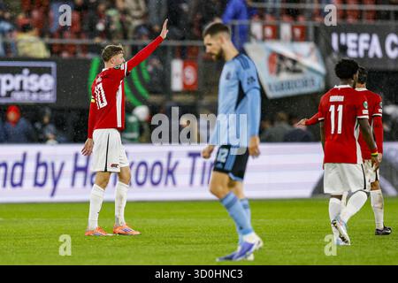 Alkmaar, Niederlande. Oktober 2025. ALKMAAR, 23-10-2025, AFAS-Stadion, Saison 2025/2026, UEFA Conference League Fußball, Ligaphase Spieltag 2, Spiel zwischen AZ und SK Slovan Bratislava, Foto zeigt und feiert sein Tor Credit: Pro Shots/Alamy Live News Stockfoto