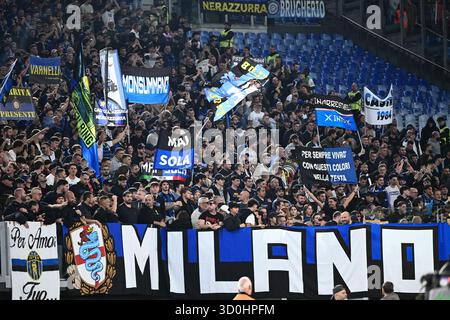 Anhänger des FC Internazionale während des Spiels der Serie A zwischen AS Roma und FC Internazionale im Olympiastadion in Rom, Italien am 18. Oktober 2025. Stockfoto