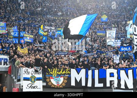 Anhänger des FC Internazionale während des Spiels der Serie A zwischen AS Roma und FC Internazionale im Olympiastadion in Rom, Italien am 18. Oktober 2025. Stockfoto